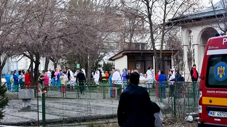 VIDEO. Aproape 100 de persoane, majoritatea copii, evacuate după ce la Spitalul de Copii din Galați s-a declanșat alarma de incendiu. Ce au descoperit pompierii