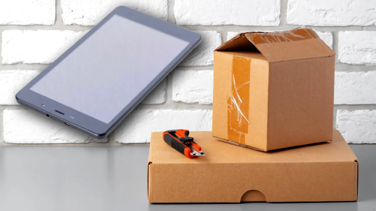 A crezut că nu vede bine! Ce a primit un sucevean într-un colet, după ce își comandase online o tabletă, cu 280 lei