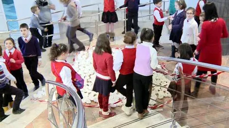 Mărțișor gigant, cu un șnur de circa o sută de metri lungime, făcut de elevii unei școli din Galați