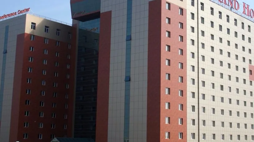 O femeie a supraviețuit după ce a căzut de la etajul 15 al unui hotel din București