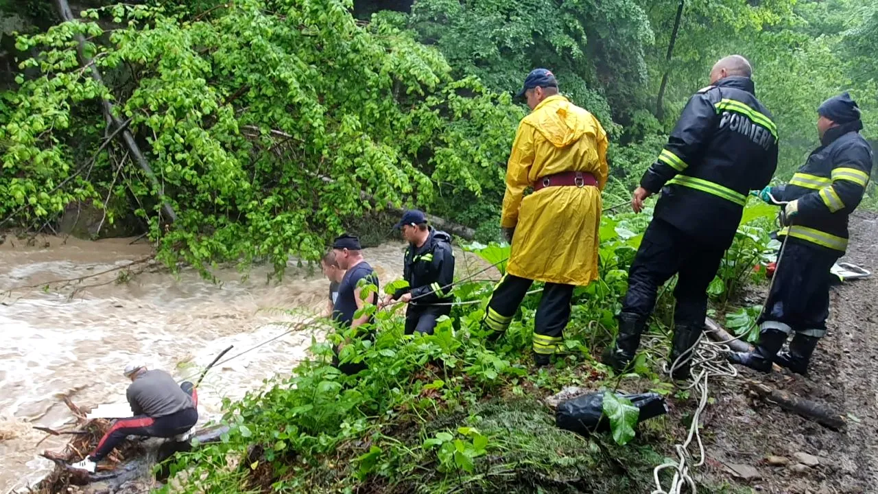BILANȚ bun de VREME rea. Peste 80 de persoane aflate în pericol, din cauza fenomenelor meteo extreme, salvate de angajații MAI