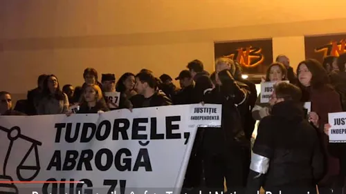 Protest al ACTORILOR în fața Teatrului Național. Victor Rebengiuc: Ei iau justiția în brațe să nu facă ÎNCHISOARE