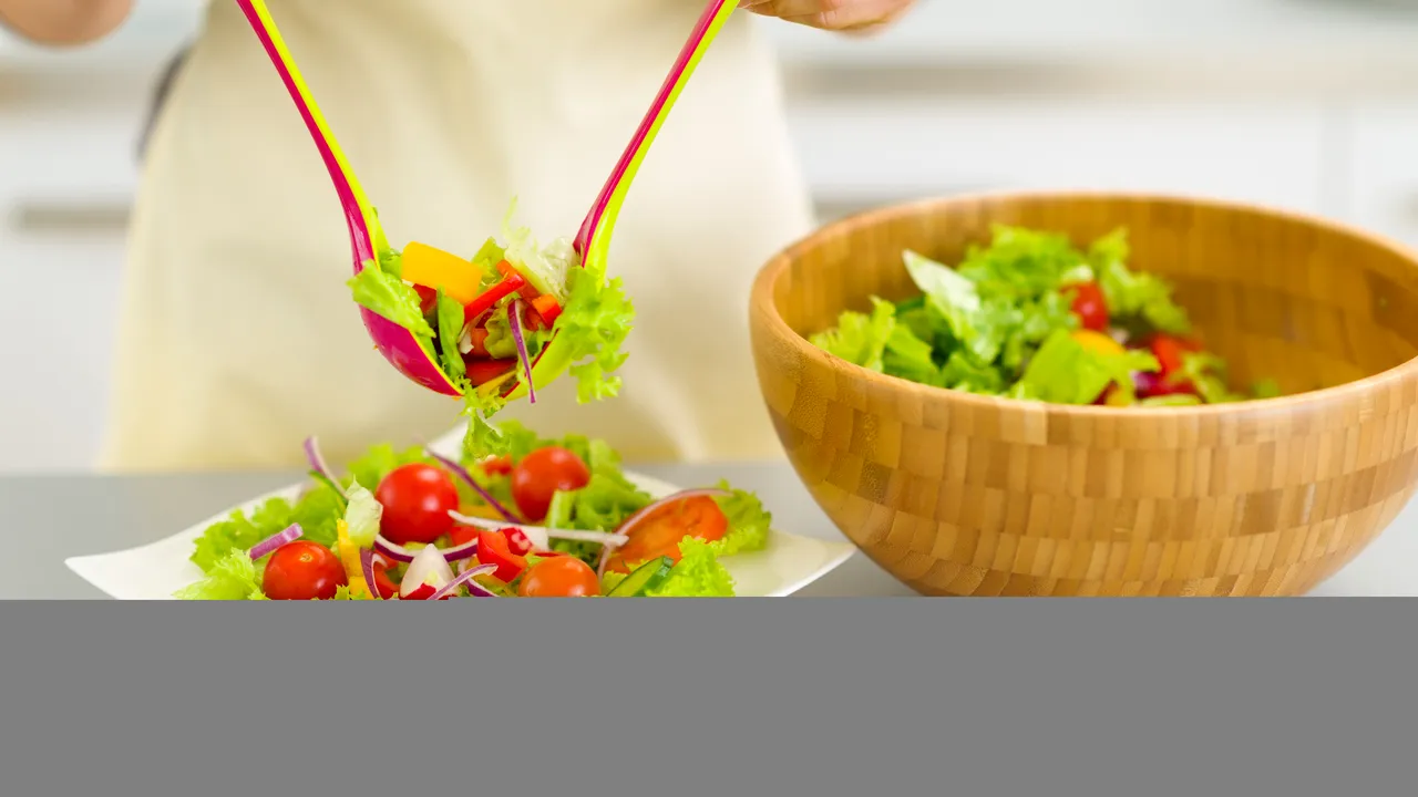 Ingredientul neașteptat care nu trebuie să lipsească din nicio salată