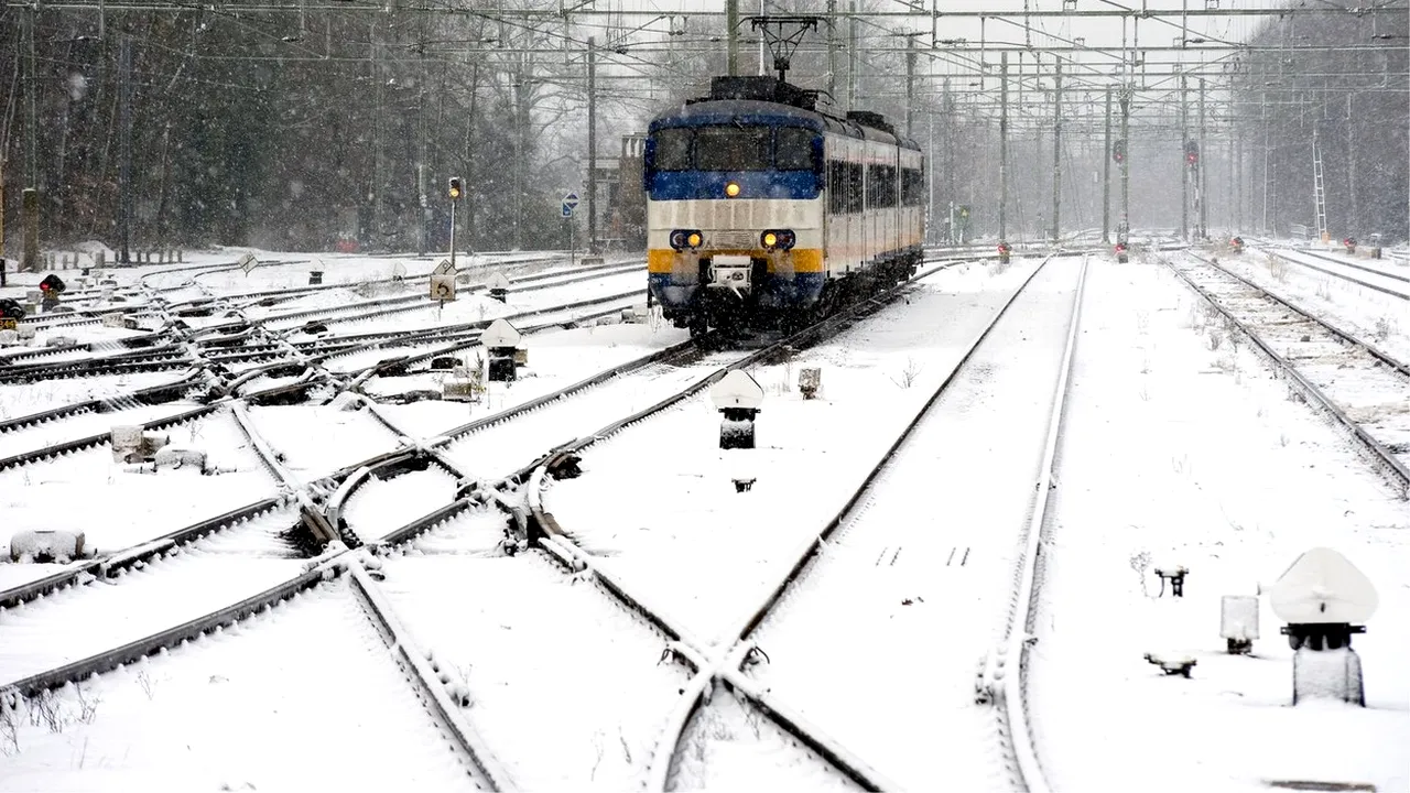 Patru trenuri, blocate în gările din raza regionalei Craiova, după ce un macaz a înghețat. În altă gară s-au rupt pantografele locomotivelor