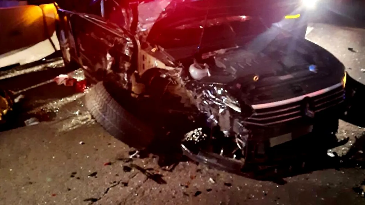 FOTO | Un bărbat de 52 de ani a murit după ce mașina în care se afla a intrat într-un TIR parcat pe DN 5, în județul Giurgiu