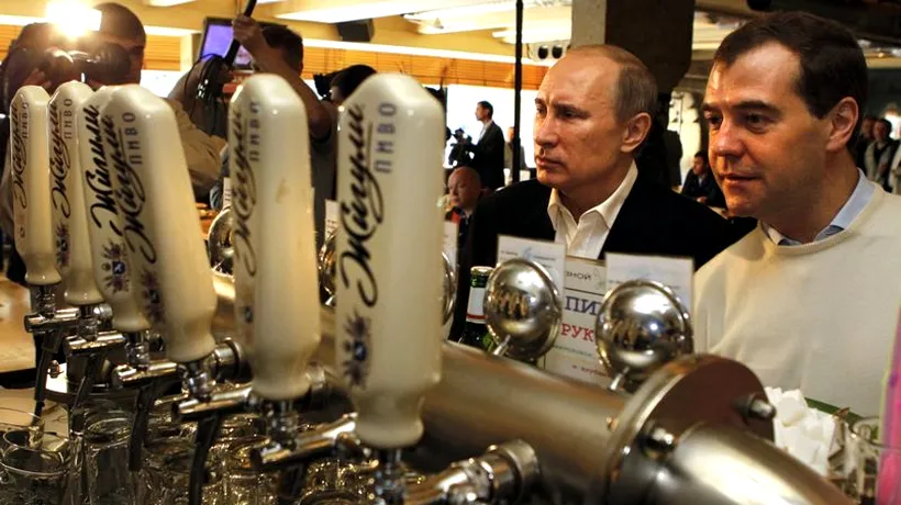 Vladimir Putin și Dmitri Medvedev au băut bere la halbă într-un pub, după manifestația de 1 Mai