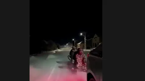 VIDEO | Un tânăr a fost amendat cu 1.300 de lei, după ce a tras cu mașina o sanie pe care se aflau mai multe persoane