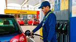 Ce salarii au pompagiii în benzinăriile OMV/Petrom, Rompetrol, MOL, Lukoil și SOCAR. Care câștigă mai bine acum, în 2026