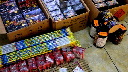 Un elev din Baia Mare a comandat online 15 kilograme de artificii și petarde. Copilul a cerut livrarea coletului la școală