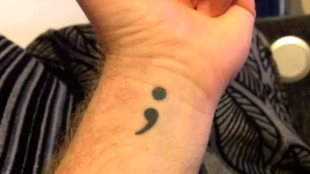 Ce înseamnă tatuajul „punct și virgulă”, pe care tot mai multe persoane îl solicită în saloanele de specialitate
