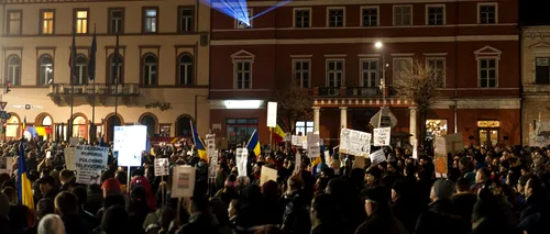 Peste 400 de persoane continuă protestul împotriva Guvernului în Piața Unirii din Cluj-Napoca