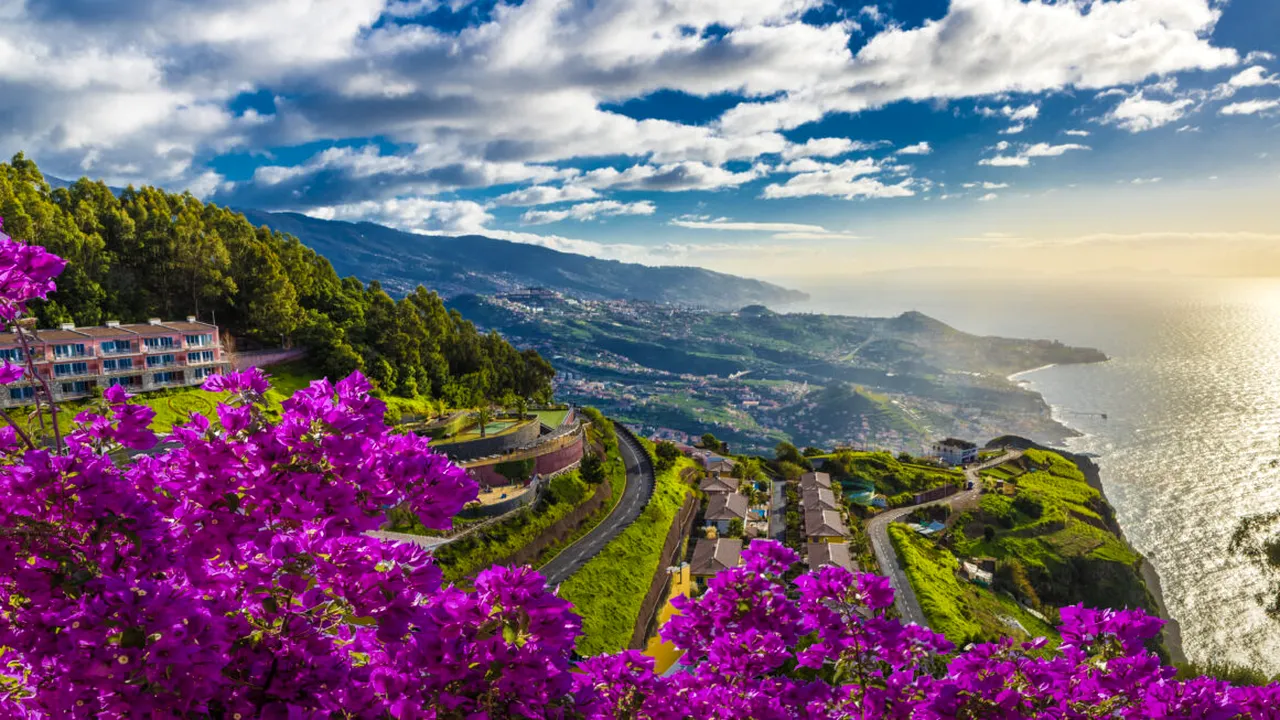 Cât costă o VACANȚĂ în Madeira, supranumită „insula florilor” și „paradisul primăverii eterne”