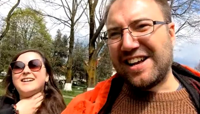 Cum a reacționat acest turist britanic, după ce a mâncat mici, pentru prima dată, în România: 