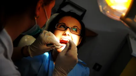 Caz incredibil. Unei fete îi cresc fire de păr din gingii - FOTO