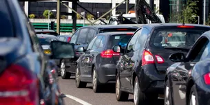Raport: Peste 46.000 de tone de CO2 pe an emis de autovehiculele care așteaptă în vămi în urma neacceptării României și Bulgariei în Schengen