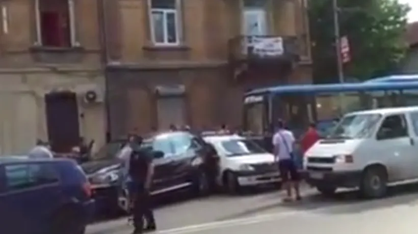 Un autobuz a lovit nouă mașini pe o stradă intens circulată din Arad: o femeie și un copil au fost răniți