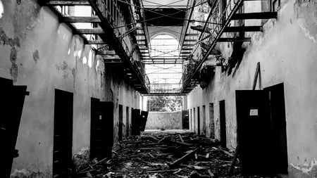 Acoperișul închisorii Doftana, monument istoric, continuă să se prăbușească. Autoritățile spun că nu au bani