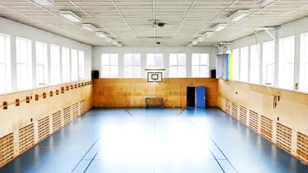 Într-o sală de sport dintr-o comună din Gorj s-au investit 360 de mii de euro, dar nu pentru elevi, ci pentru CHEFURI