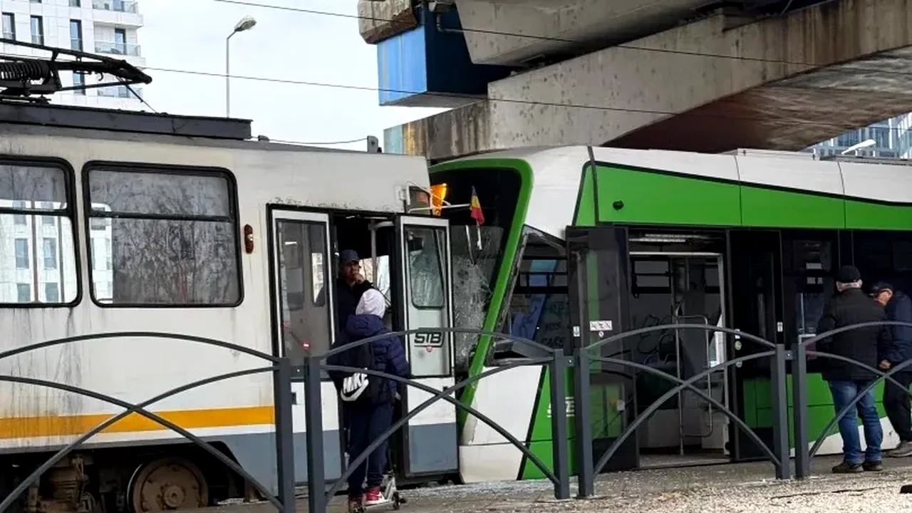 Două tramvaie s-au ciocnit într-o intersecție din Bucureşti. Un copil a ajuns la spital