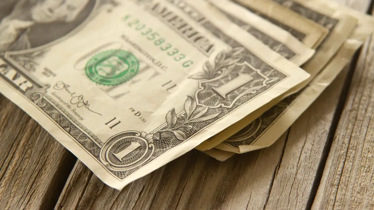 Violențe SUA. Dolarul atinge cel mai mic curs din ultimii trei ani, bitcoin marchează un nou record