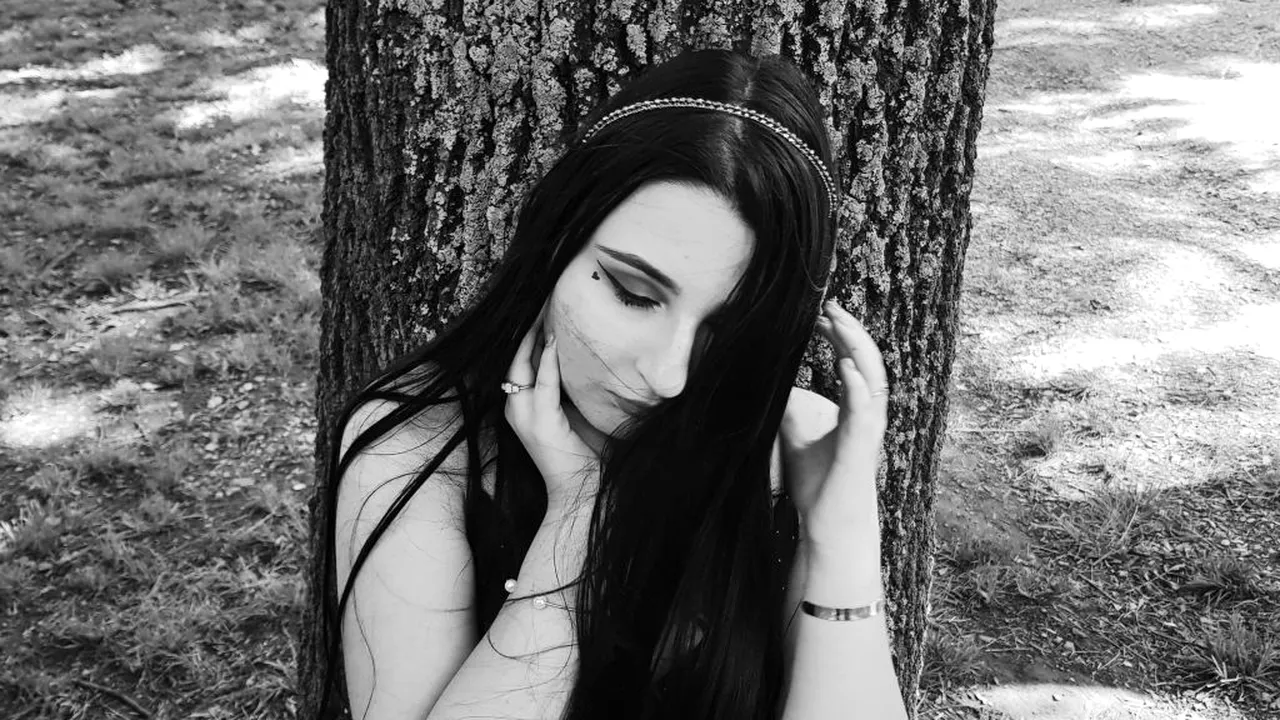 “Voci Ascunse este locul fără bariere”, proiectul literar-artistic al unei tinere care încurajează creația