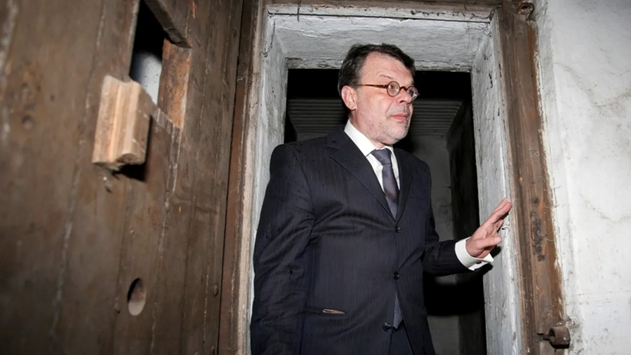 Ministrul Barbu spune că se uită „în Piață