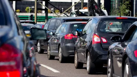 Raport: Peste 46.000 de tone de CO2 pe an emis de autovehiculele care așteaptă în vămi în urma neacceptării României și Bulgariei în Schengen
