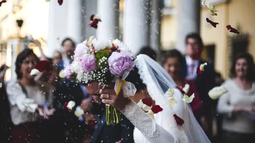 VIDEO. Nuntă cu zeci de persoane, în plină pandemie. Au încercat să fie discreți, dar imaginile au ajuns virale