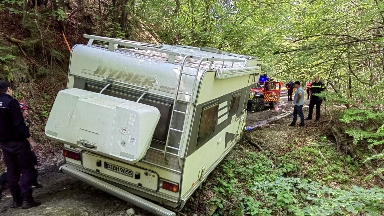 O familie de turiști germani, criticată dur după ce a rămas blocată, cu rulota, deasupra unei prăpastii din Ceahlău. Drumul era închis