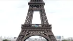 Un drapel palestinian, atârnat pe Turnul Eiffel de către activiști