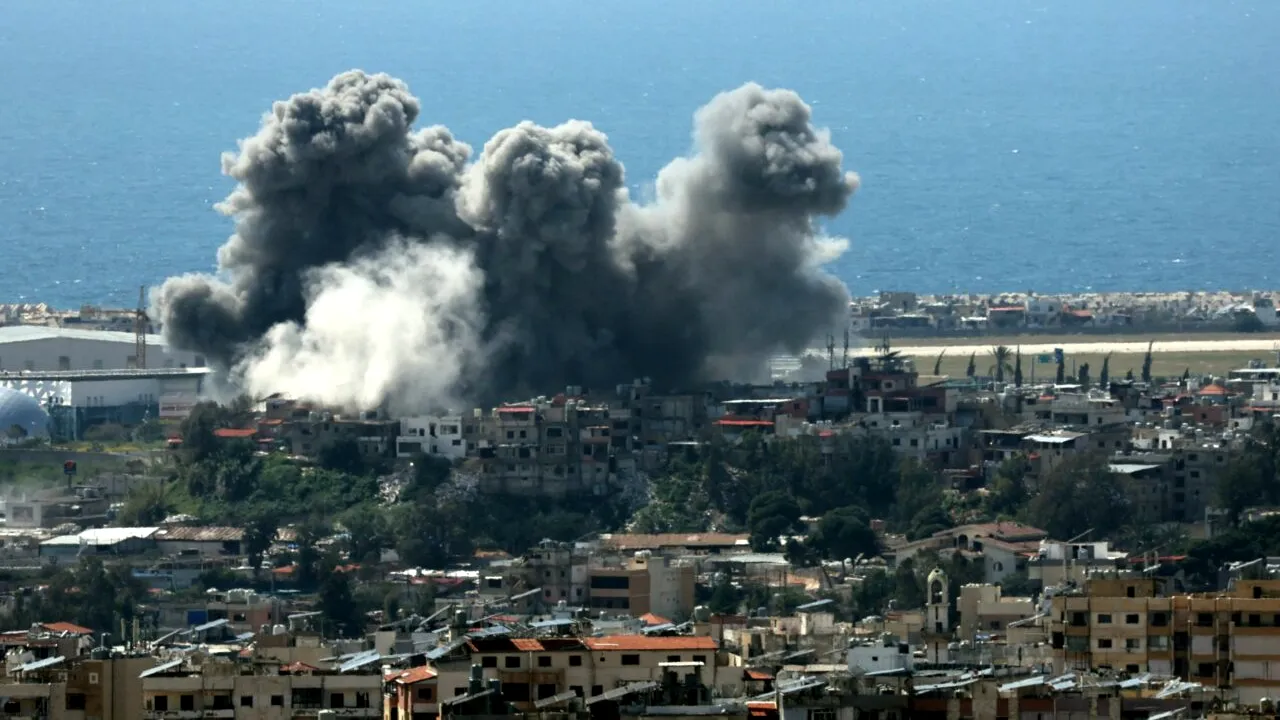 Luptele din Liban continuă la o zi după armistițiul lui Trump. Israelul a anunțat că a eliminat „mâna dreaptă” a liderului Hezbollah