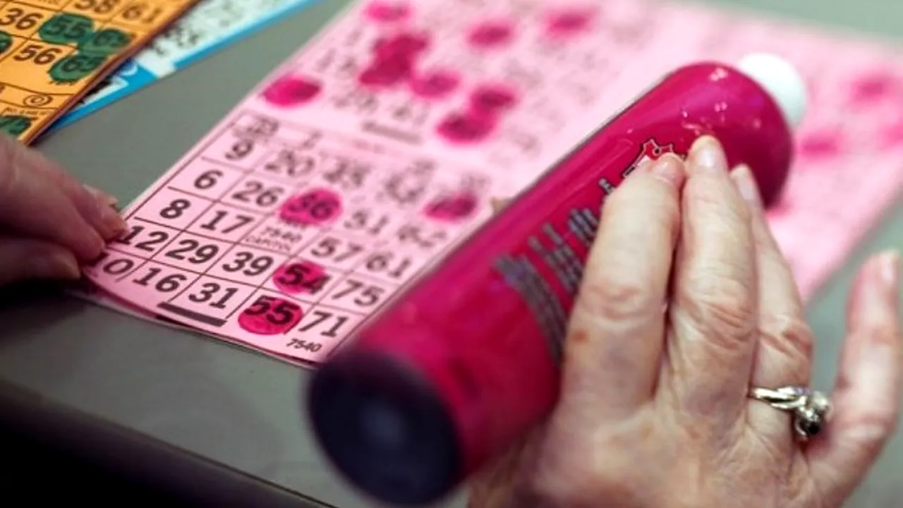 O bunică a fost săltată de polițiști în fața săli de BINGO, după o percheziție sumară. „Domnule polițist, da, sunt vinovată!