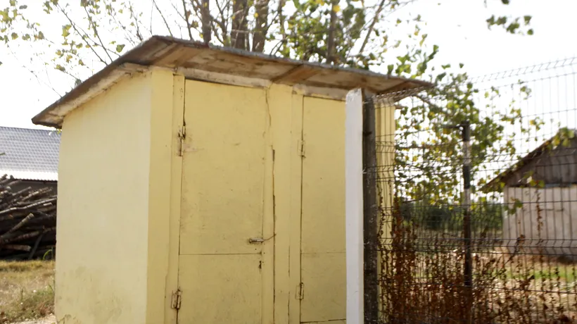 WC-ul în curte, o normalitate dureroasă a învățământului: Mii de elevi din Botoșani vor fi obligați să meargă la toalete de lemn
