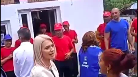 Moment jenant într-o localitate din Argeș / Alina Gorghiu și suita liberală, întâmpinate, IRONIC, de localnici cu: „PSD, PSD!”