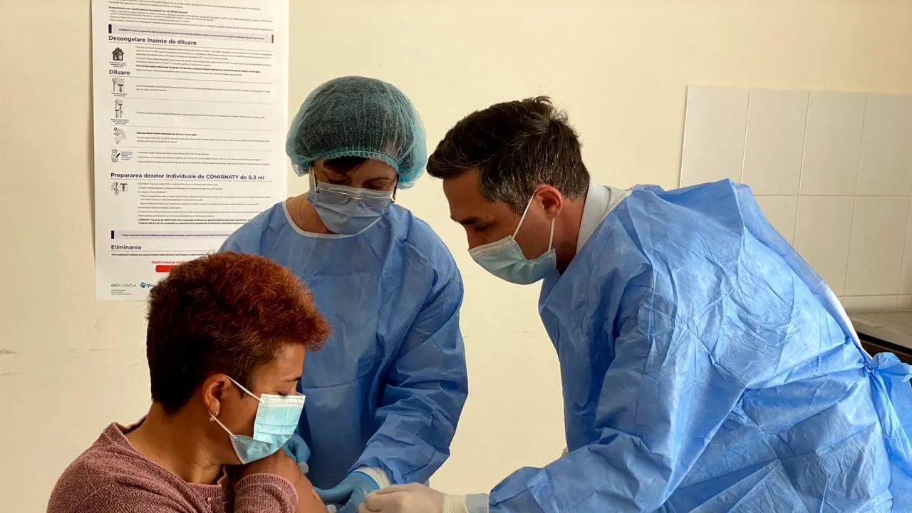 Update - Prima persoană vaccinată a fost un băiat de 16 ani | Valeriu Gheorghiță vaccinează duminică în satul în care a copilărit: „Sunt emoționat și nerăbdător ori de câte ori revin în locul nașterii mele” (Galerie FOTO&VIDEO)