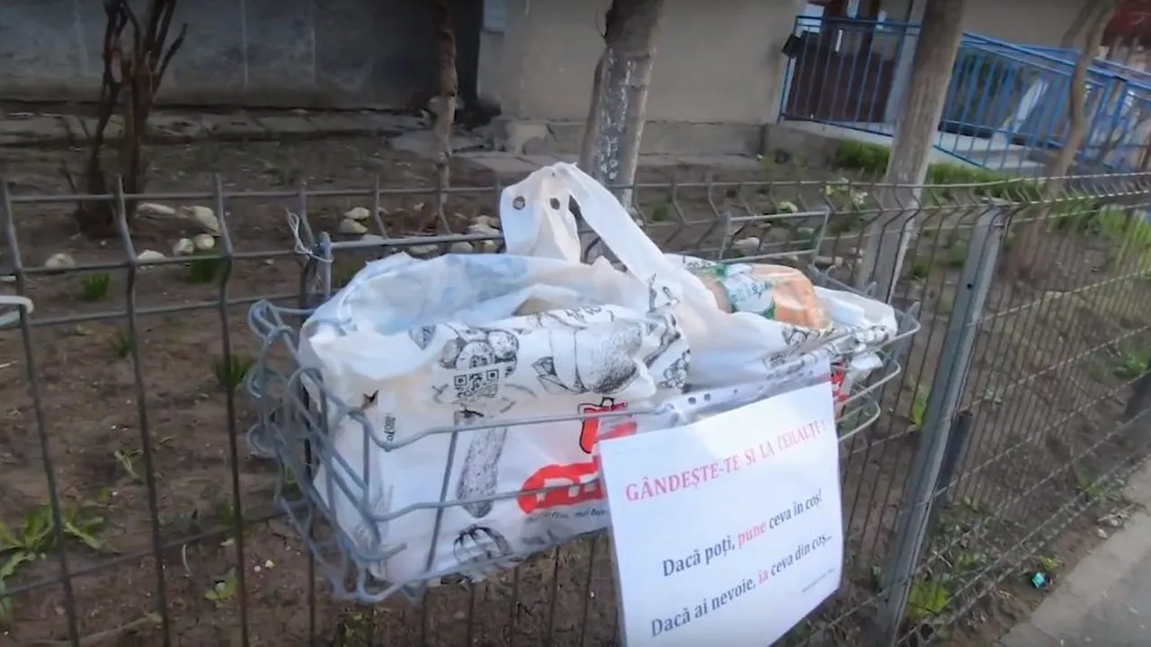 DEMERS INEDIT la Cluj | Coș cu produse alimentare amplasat pe stradă pentru persoanele care au nevoie - VIDEO