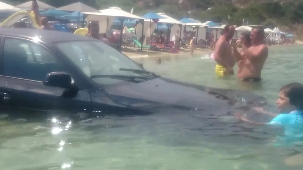 Cum și-a ''parcat'' mașina un turist român plecat la mare în străinătate: ''Mândri că suntem români''