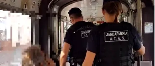 Bizar! Un bărbat s-a urcat fără mască în tramvai, dar nu asta a fost surpriza pentru jandarmii care l-au legitimat (VIDEO)