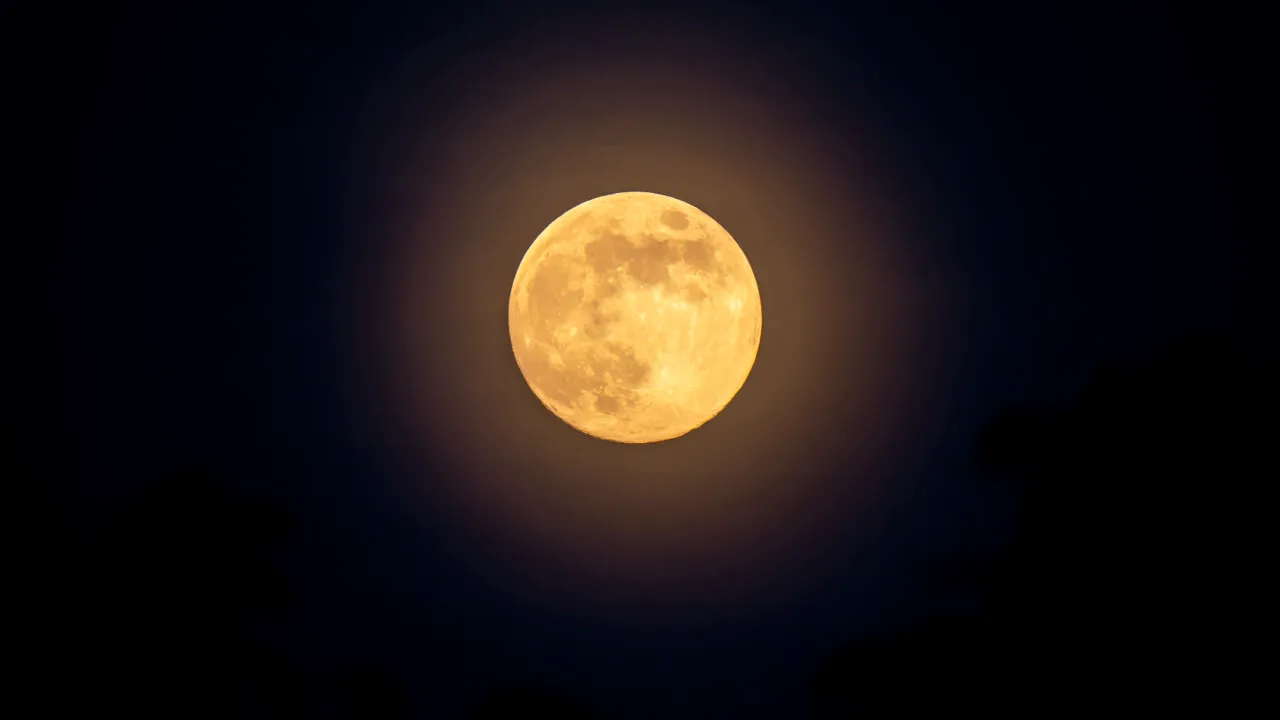 „Luna Căpșună”, spectacolul astronomic vizibil în această seară pe cerul Europei. De unde vine numele și de ce nu are nicio legătură cu culoarea ei