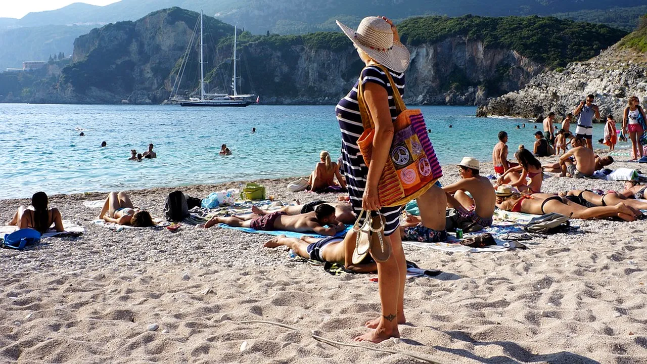 Grecii le fac curte turiștilor români. Absența britanicilor schimbă datele, spune viceprimarul din Corfu