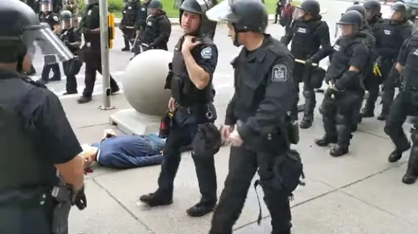 VIDEO. Noi imagini care demonstrează violența polițiștilor americani. Un bărbat de 75 de ani, pus la pământ de doi agenți