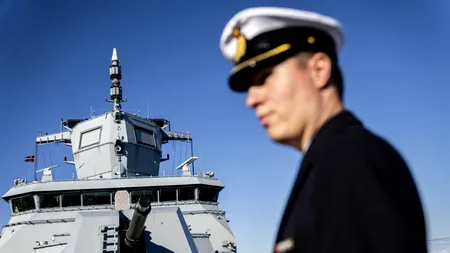 Navă de război germană, survolată de un avion militar al Rusiei. Ministrul Apărarii de la Berlin: 