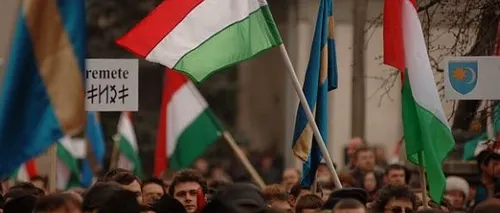 Sute de maghiari flutură steagurile Ungariei și Ținutului Secuiesc, la Cluj. Ce scandează manifestanții