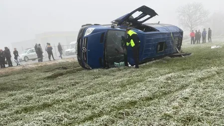Numărul victimelor din microbuzul răsturnat în Constanța a ajuns la 16 / Două persoane au fost declarate decedate / IPJ: Șoferul nu a adaptat viteza la condițiile meteo

