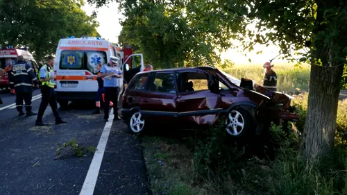 Coliziune mortală pe DN 38: Un mort și doi răniți după ce mașina în care se aflau a lovit un copac, la Constanța