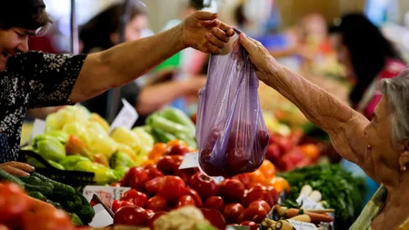 Prețul roșiilor românești a EXPLODAT după Paște. De ce nu se mai înghesuie lumea să le cumpere