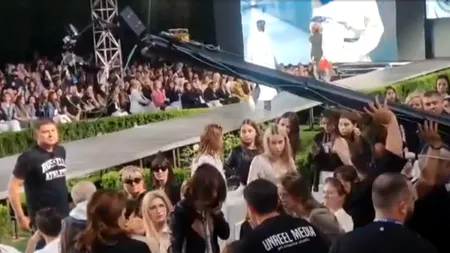 Clipe de groază la o prezentare de MODĂ din Iași. O macara a căzut peste spectatori, rănind o tânără