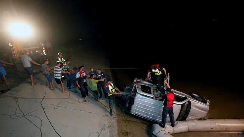 Scafandrii ISU Vrancea au găsit-o pe cea de-a doua victimă din jeep-ul căzut într-un canal al râului Buzău