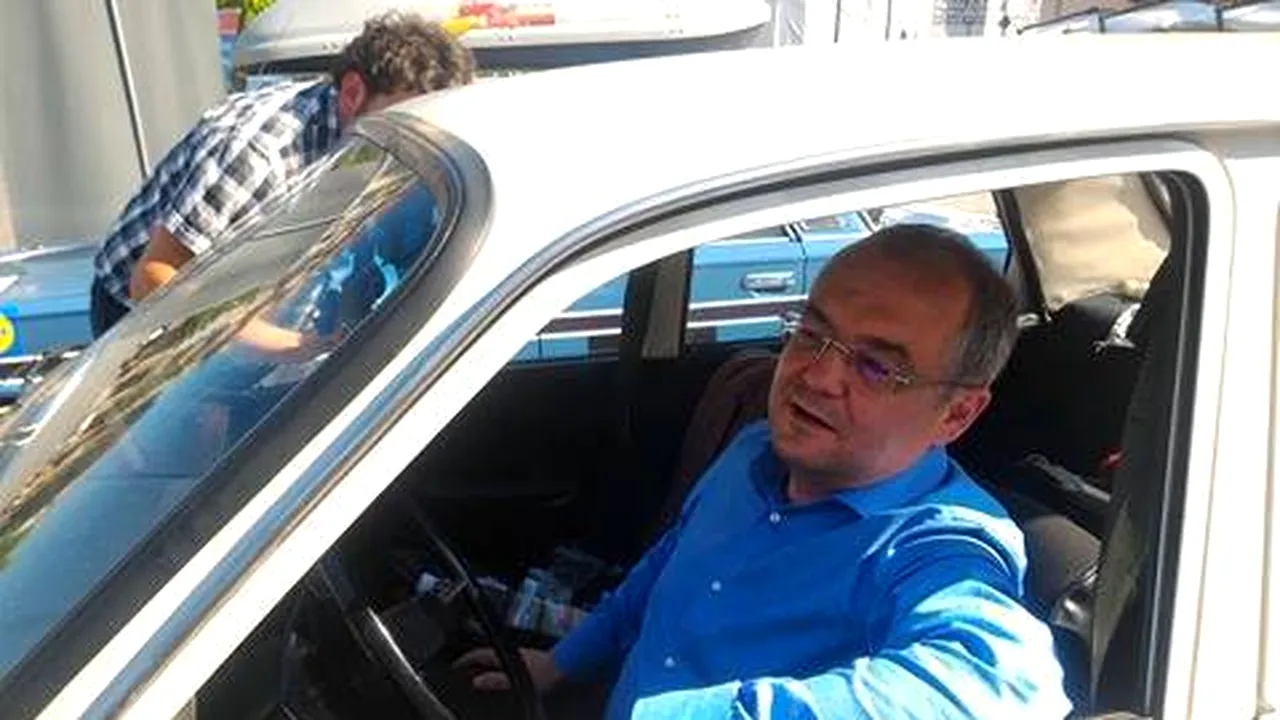 Emil Boc, la volanul unei Dacii 1300, cu turiști din Polonia: Benzinește, scânteiește dar nu pornește. GALERIE FOTO