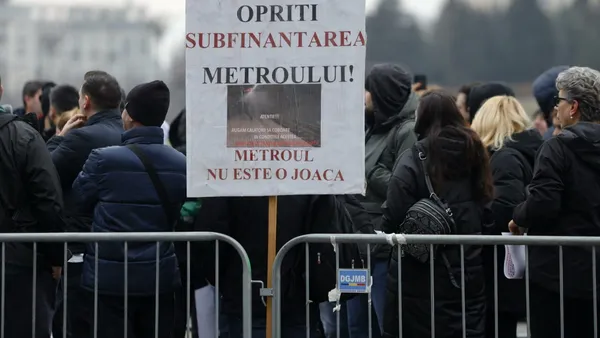 Sute de sindicalişti ai METROREX protestează în faţa Ministerului Finanțelor: Solicită creșteri salariale și respectarea drepturilor contractuale